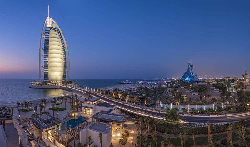 «برج العرب» بلندترین هتل جهان است که در ارتفاع 321 متری بالای جزیره ای مصنوعی و در خط ساحلی دبی قرار دارد. 